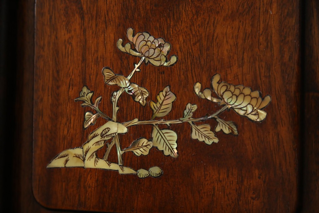 和製ビンテージ　花梨(カリン)材　螺鈿(ラデン)　象嵌入り　上品な佇まいで和の雰囲気を引き立てる飾り棚　(R-078955)