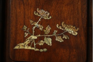 和製ビンテージ　花梨(カリン)材　螺鈿(ラデン)　象嵌入り　上品な佇まいで和の雰囲気を引き立てる飾り棚　(R-078955)