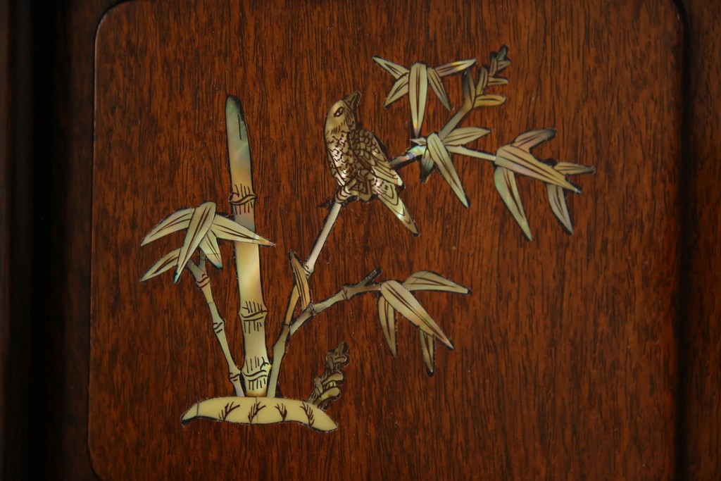 和製ビンテージ　花梨(カリン)材　螺鈿(ラデン)　象嵌入り　上品な佇まいで和の雰囲気を引き立てる飾り棚　(R-078955)