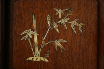 和製ビンテージ　花梨(カリン)材　螺鈿(ラデン)　象嵌入り　上品な佇まいで和の雰囲気を引き立てる飾り棚　(R-078955)