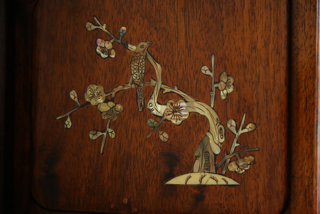 和製ビンテージ　花梨(カリン)材　螺鈿(ラデン)　象嵌入り　上品な佇まいで和の雰囲気を引き立てる飾り棚　(R-078955)