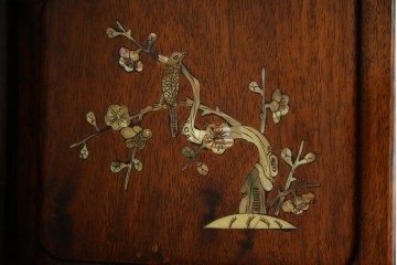 和製ビンテージ　花梨(カリン)材　螺鈿(ラデン)　象嵌入り　上品な佇まいで和の雰囲気を引き立てる飾り棚　(R-078955)