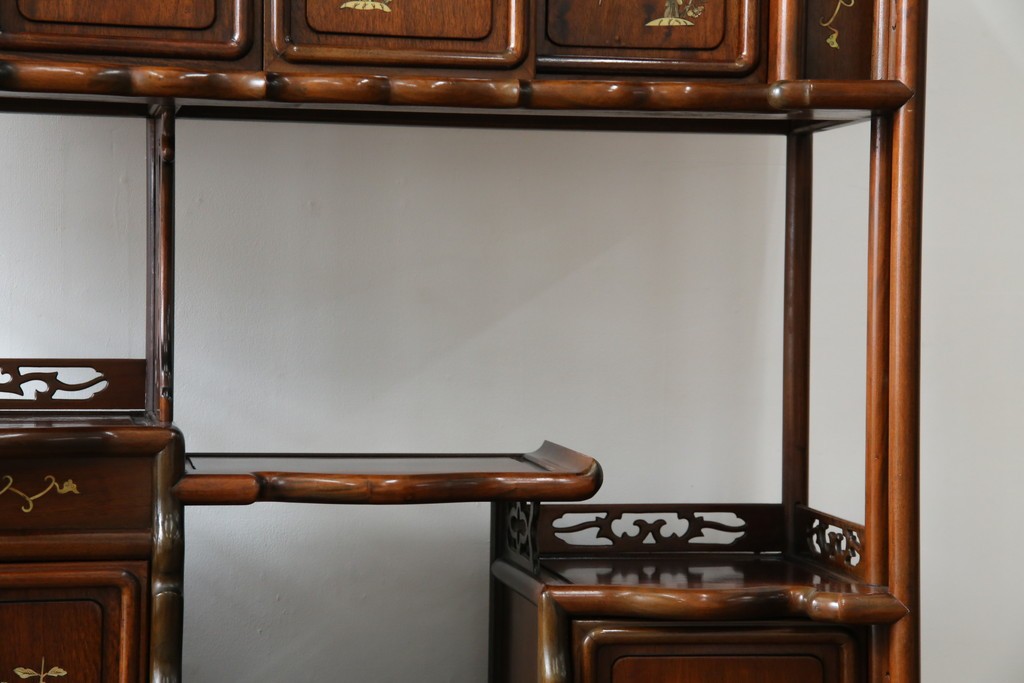 和製ビンテージ　花梨(カリン)材　螺鈿(ラデン)　象嵌入り　上品な佇まいで和の雰囲気を引き立てる飾り棚　(R-078955)