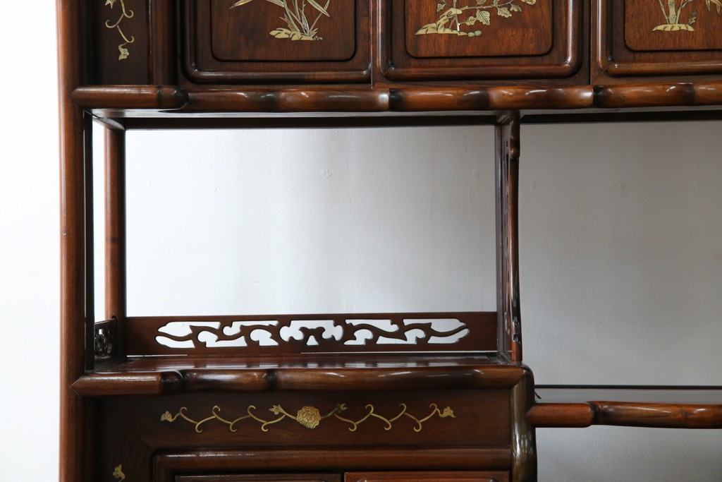 和製ビンテージ　花梨(カリン)材　螺鈿(ラデン)　象嵌入り　上品な佇まいで和の雰囲気を引き立てる飾り棚　(R-078955)