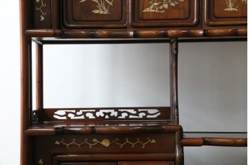 和製ビンテージ　花梨(カリン)材　螺鈿(ラデン)　象嵌入り　上品な佇まいで和の雰囲気を引き立てる飾り棚　(R-078955)