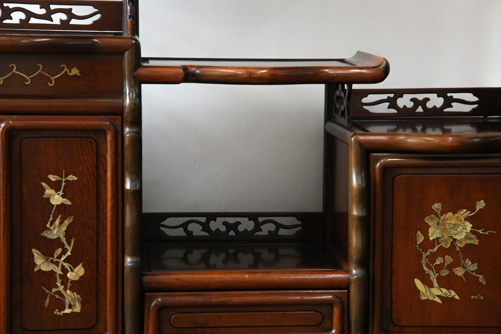 和製ビンテージ　花梨(カリン)材　螺鈿(ラデン)　象嵌入り　上品な佇まいで和の雰囲気を引き立てる飾り棚　(R-078955)