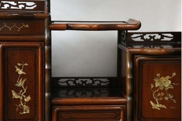 和製ビンテージ　花梨(カリン)材　螺鈿(ラデン)　象嵌入り　上品な佇まいで和の雰囲気を引き立てる飾り棚　(R-078955)