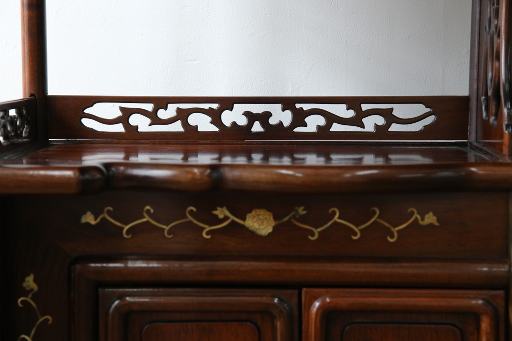 和製ビンテージ　花梨(カリン)材　螺鈿(ラデン)　象嵌入り　上品な佇まいで和の雰囲気を引き立てる飾り棚　(R-078955)