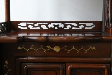 和製ビンテージ　花梨(カリン)材　螺鈿(ラデン)　象嵌入り　上品な佇まいで和の雰囲気を引き立てる飾り棚　(R-078955)