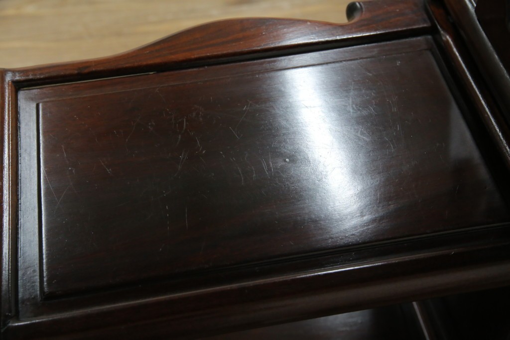 和製ビンテージ　花梨(カリン)材　螺鈿(ラデン)　象嵌入り　上品な佇まいで和の雰囲気を引き立てる飾り棚　(R-078955)