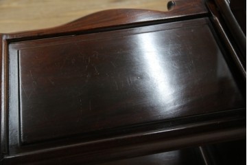 和製ビンテージ　花梨(カリン)材　螺鈿(ラデン)　象嵌入り　上品な佇まいで和の雰囲気を引き立てる飾り棚　(R-078955)