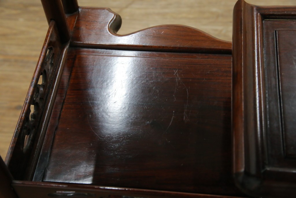 和製ビンテージ　花梨(カリン)材　螺鈿(ラデン)　象嵌入り　上品な佇まいで和の雰囲気を引き立てる飾り棚　(R-078955)