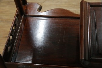 和製ビンテージ　花梨(カリン)材　螺鈿(ラデン)　象嵌入り　上品な佇まいで和の雰囲気を引き立てる飾り棚　(R-078955)