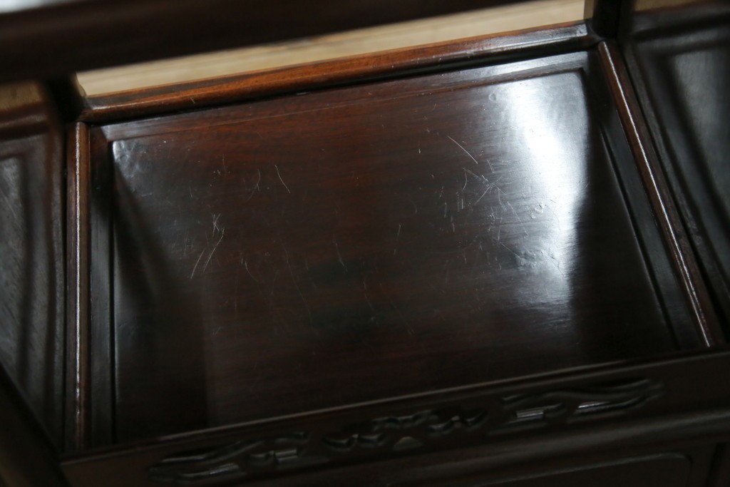 和製ビンテージ　花梨(カリン)材　螺鈿(ラデン)　象嵌入り　上品な佇まいで和の雰囲気を引き立てる飾り棚　(R-078955)