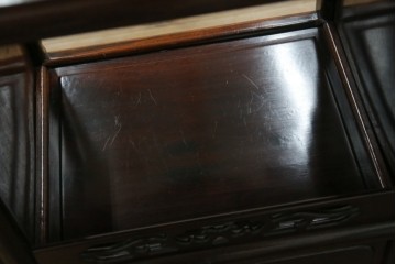 和製ビンテージ　花梨(カリン)材　螺鈿(ラデン)　象嵌入り　上品な佇まいで和の雰囲気を引き立てる飾り棚　(R-078955)