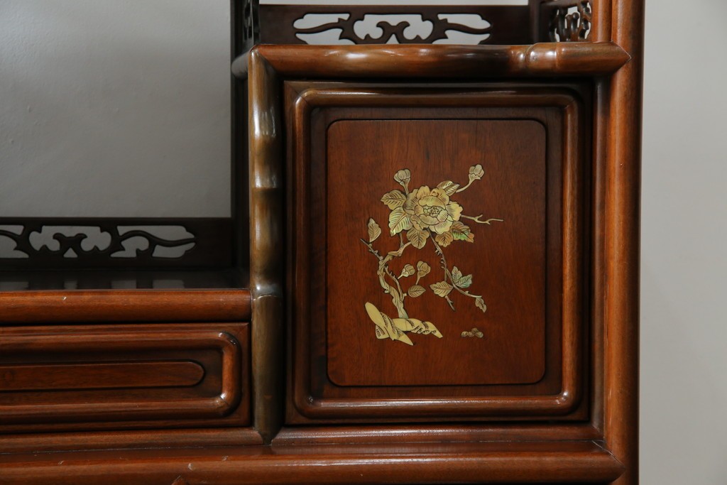 和製ビンテージ　花梨(カリン)材　螺鈿(ラデン)　象嵌入り　上品な佇まいで和の雰囲気を引き立てる飾り棚　(R-078955)