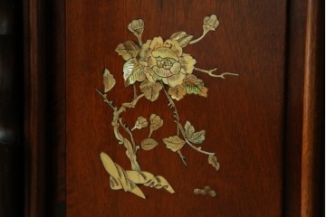 和製ビンテージ　花梨(カリン)材　螺鈿(ラデン)　象嵌入り　上品な佇まいで和の雰囲気を引き立てる飾り棚　(R-078955)