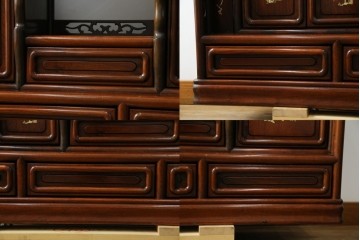 和製ビンテージ　花梨(カリン)材　螺鈿(ラデン)　象嵌入り　上品な佇まいで和の雰囲気を引き立てる飾り棚　(R-078955)