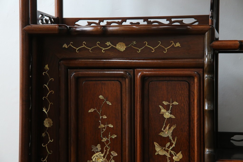 和製ビンテージ　花梨(カリン)材　螺鈿(ラデン)　象嵌入り　上品な佇まいで和の雰囲気を引き立てる飾り棚　(R-078955)