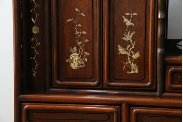 和製ビンテージ　花梨(カリン)材　螺鈿(ラデン)　象嵌入り　上品な佇まいで和の雰囲気を引き立てる飾り棚　(R-078955)