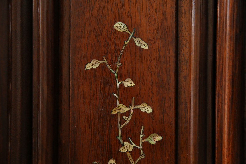 和製ビンテージ　花梨(カリン)材　螺鈿(ラデン)　象嵌入り　上品な佇まいで和の雰囲気を引き立てる飾り棚　(R-078955)