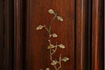 和製ビンテージ　花梨(カリン)材　螺鈿(ラデン)　象嵌入り　上品な佇まいで和の雰囲気を引き立てる飾り棚　(R-078955)