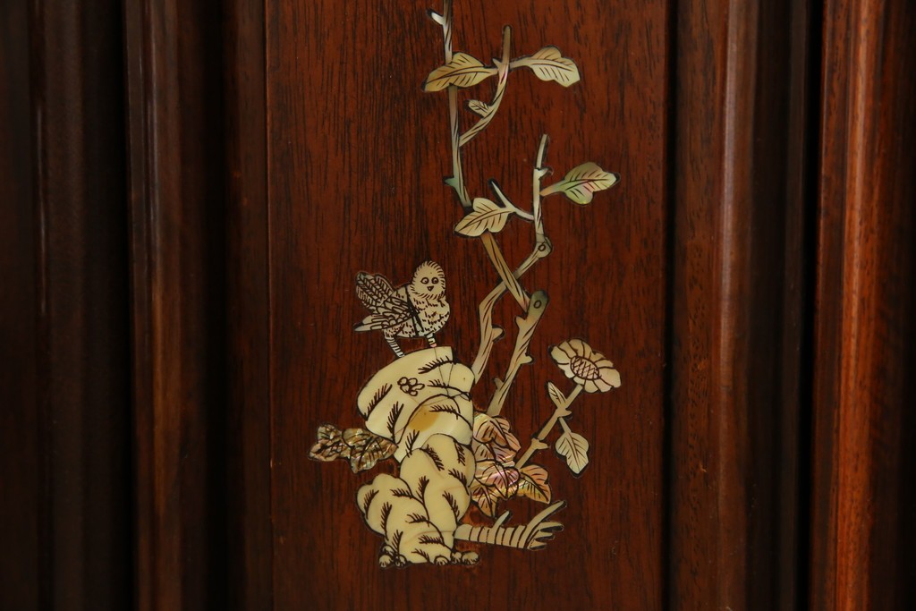 和製ビンテージ　花梨(カリン)材　螺鈿(ラデン)　象嵌入り　上品な佇まいで和の雰囲気を引き立てる飾り棚　(R-078955)