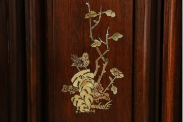 和製ビンテージ　花梨(カリン)材　螺鈿(ラデン)　象嵌入り　上品な佇まいで和の雰囲気を引き立てる飾り棚　(R-078955)