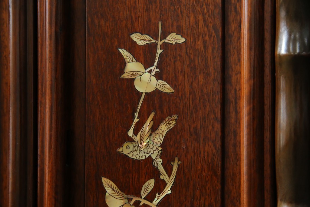 和製ビンテージ　花梨(カリン)材　螺鈿(ラデン)　象嵌入り　上品な佇まいで和の雰囲気を引き立てる飾り棚　(R-078955)