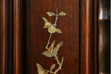 和製ビンテージ　花梨(カリン)材　螺鈿(ラデン)　象嵌入り　上品な佇まいで和の雰囲気を引き立てる飾り棚　(R-078955)