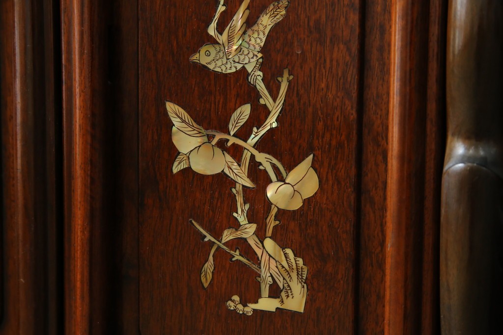 和製ビンテージ　花梨(カリン)材　螺鈿(ラデン)　象嵌入り　上品な佇まいで和の雰囲気を引き立てる飾り棚　(R-078955)