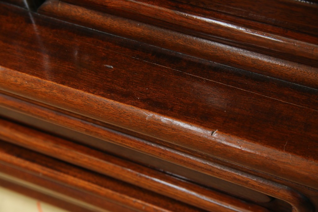 和製ビンテージ　花梨(カリン)材　螺鈿(ラデン)　象嵌入り　上品な佇まいで和の雰囲気を引き立てる飾り棚　(R-078955)