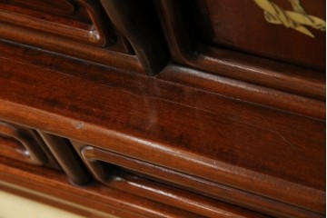 和製ビンテージ　花梨(カリン)材　螺鈿(ラデン)　象嵌入り　上品な佇まいで和の雰囲気を引き立てる飾り棚　(R-078955)