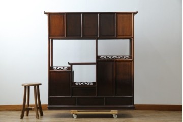 和製ビンテージ　花梨(カリン)材　螺鈿(ラデン)　象嵌入り　上品な佇まいで和の雰囲気を引き立てる飾り棚　(R-078955)