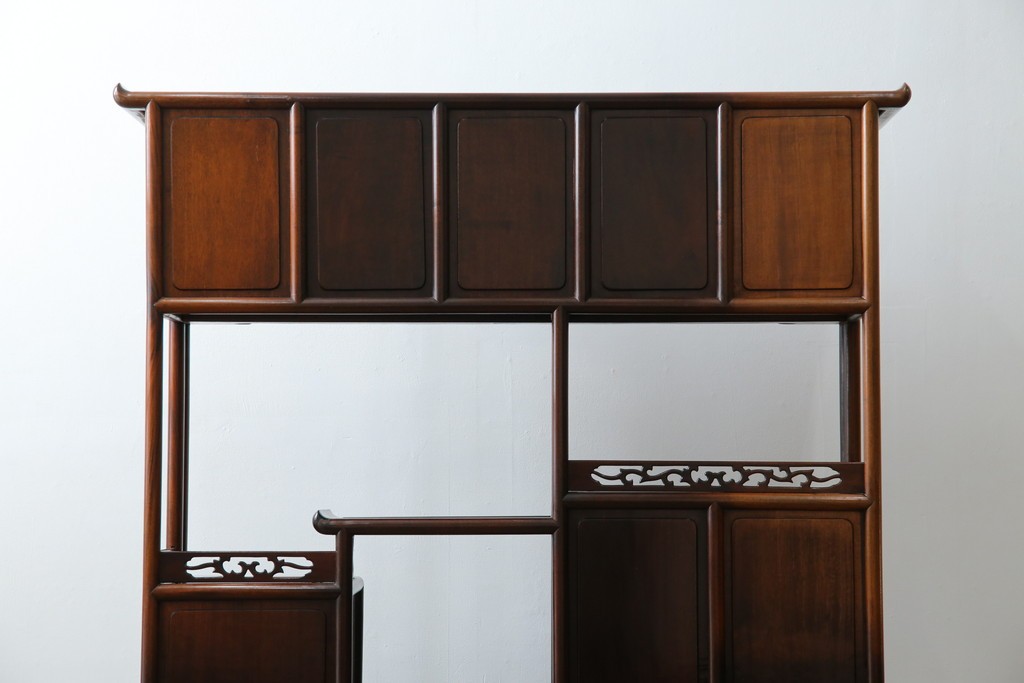 和製ビンテージ　花梨(カリン)材　螺鈿(ラデン)　象嵌入り　上品な佇まいで和の雰囲気を引き立てる飾り棚　(R-078955)