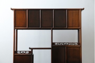 和製ビンテージ　花梨(カリン)材　螺鈿(ラデン)　象嵌入り　上品な佇まいで和の雰囲気を引き立てる飾り棚　(R-078955)