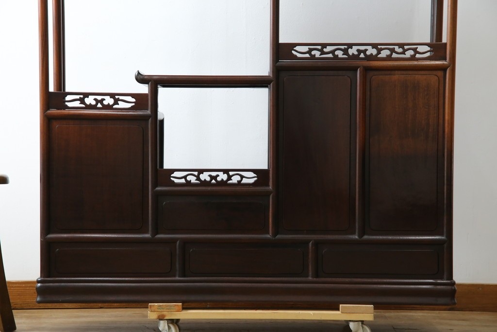 和製ビンテージ　花梨(カリン)材　螺鈿(ラデン)　象嵌入り　上品な佇まいで和の雰囲気を引き立てる飾り棚　(R-078955)