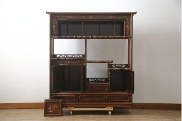 和製ビンテージ　花梨(カリン)材　螺鈿(ラデン)　象嵌入り　上品な佇まいで和の雰囲気を引き立てる飾り棚(収納棚、戸棚、茶棚、違い棚、ヴィンテージ)(R-078955)