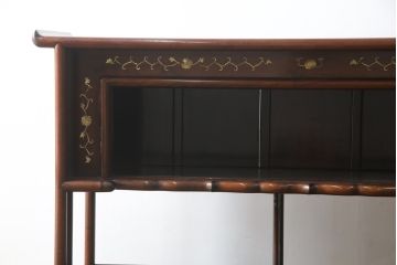 和製ビンテージ　花梨(カリン)材　螺鈿(ラデン)　象嵌入り　上品な佇まいで和の雰囲気を引き立てる飾り棚(収納棚、戸棚、茶棚、違い棚、ヴィンテージ)(R-078955)