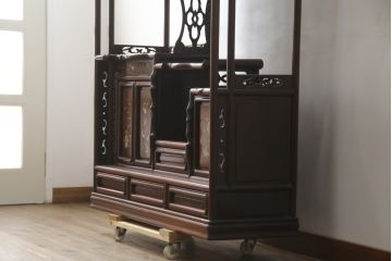 和製ビンテージ　花梨(カリン)材　螺鈿(ラデン)　象嵌入り　上品な佇まいで和の雰囲気を引き立てる飾り棚(収納棚、戸棚、茶棚、違い棚、ヴィンテージ)(R-078955)