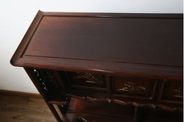 和製ビンテージ　花梨(カリン)材　螺鈿(ラデン)　象嵌入り　上品な佇まいで和の雰囲気を引き立てる飾り棚(収納棚、戸棚、茶棚、違い棚、ヴィンテージ)(R-078955)
