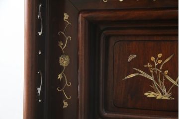 和製ビンテージ　花梨(カリン)材　螺鈿(ラデン)　象嵌入り　上品な佇まいで和の雰囲気を引き立てる飾り棚(収納棚、戸棚、茶棚、違い棚、ヴィンテージ)(R-078955)