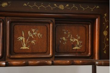 和製ビンテージ　花梨(カリン)材　螺鈿(ラデン)　象嵌入り　上品な佇まいで和の雰囲気を引き立てる飾り棚(収納棚、戸棚、茶棚、違い棚、ヴィンテージ)(R-078955)
