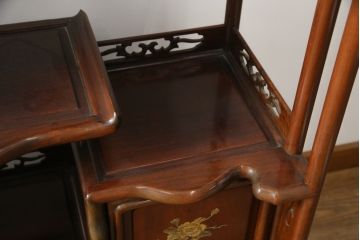 和製ビンテージ　花梨(カリン)材　螺鈿(ラデン)　象嵌入り　上品な佇まいで和の雰囲気を引き立てる飾り棚(収納棚、戸棚、茶棚、違い棚、ヴィンテージ)(R-078955)