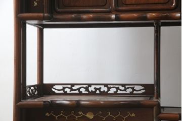 和製ビンテージ　花梨(カリン)材　螺鈿(ラデン)　象嵌入り　上品な佇まいで和の雰囲気を引き立てる飾り棚(収納棚、戸棚、茶棚、違い棚、ヴィンテージ)(R-078955)