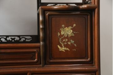 和製ビンテージ　花梨(カリン)材　螺鈿(ラデン)　象嵌入り　上品な佇まいで和の雰囲気を引き立てる飾り棚(収納棚、戸棚、茶棚、違い棚、ヴィンテージ)(R-078955)