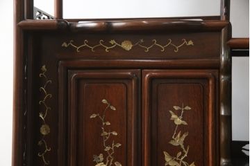 和製ビンテージ　花梨(カリン)材　螺鈿(ラデン)　象嵌入り　上品な佇まいで和の雰囲気を引き立てる飾り棚(収納棚、戸棚、茶棚、違い棚、ヴィンテージ)(R-078955)