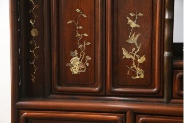和製ビンテージ　花梨(カリン)材　螺鈿(ラデン)　象嵌入り　上品な佇まいで和の雰囲気を引き立てる飾り棚(収納棚、戸棚、茶棚、違い棚、ヴィンテージ)(R-078955)