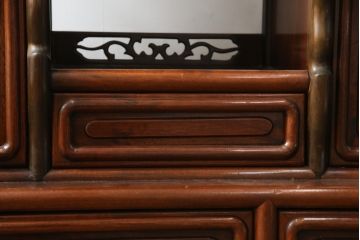和製ビンテージ　花梨(カリン)材　螺鈿(ラデン)　象嵌入り　上品な佇まいで和の雰囲気を引き立てる飾り棚(収納棚、戸棚、茶棚、違い棚、ヴィンテージ)(R-078955)