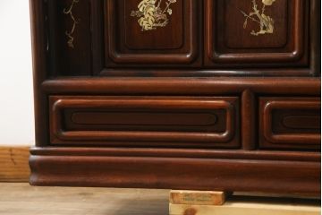 和製ビンテージ　花梨(カリン)材　螺鈿(ラデン)　象嵌入り　上品な佇まいで和の雰囲気を引き立てる飾り棚(収納棚、戸棚、茶棚、違い棚、ヴィンテージ)(R-078955)